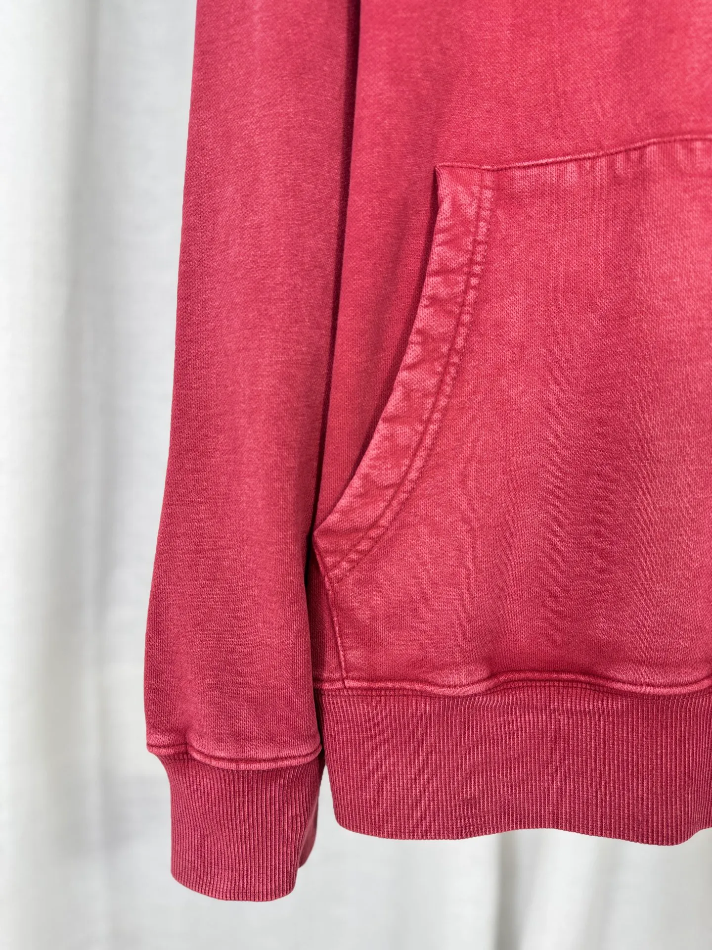P310 top version, real shot without P, ​​different from market currency) 𝗖𝗵𝗿𝗼𝗺𝗲 𝗛𝗲𝗮𝗿𝘁𝘀/Cro Heart 2025 washed and burned flower patch embroidered autumn and winter new original single counter American style 3D three-dimensional couple casual hooded sweatshirt 👑The highest version! Customized fabric 480g tripe terry fabric! American acid-washed and distressed original fabric, laser burning + patch embroidery, exquisite embroidery of letters! The best-selling model in the counter, very comfortable to wear. Accessories: original molded and authenticated collar label➕100% silk wash label. Genuine purchase-grade original hangtag➕matching hanging rope➕3D hanging beads➕original packaging bag. Craftsmanship: The original version has consistent wiring! The highest version of the armhole matching technique! Color: Black Red Size: S M L XL Style No.: 9331
